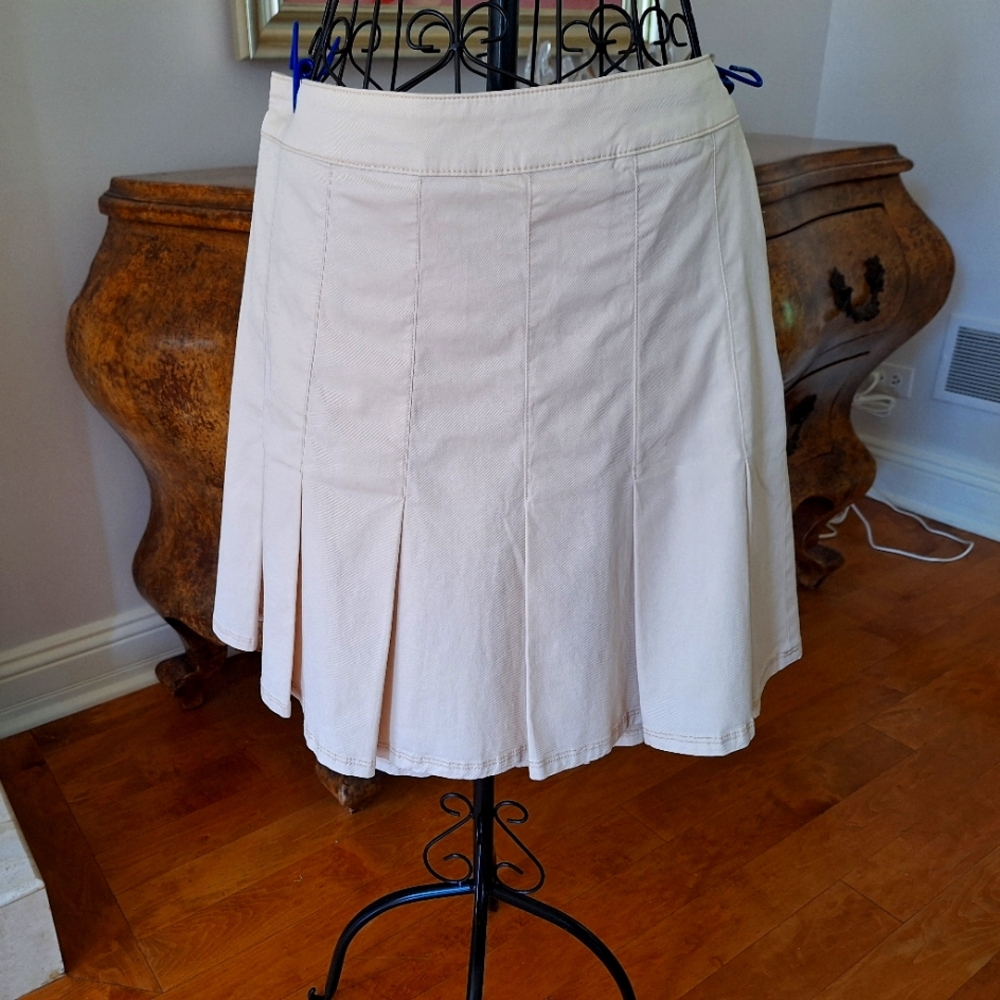 Pilcro off white cotton blend pleated mini skirt size 6. Never worn.